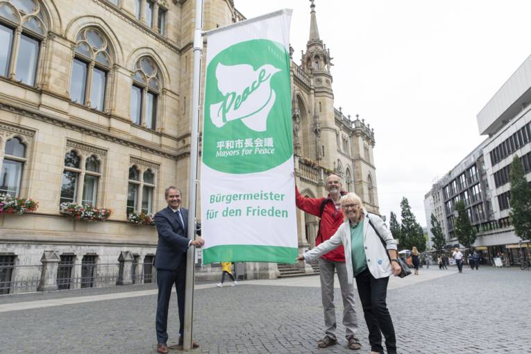 Die Mayors-for-Peace-Flagge in Braunschweig