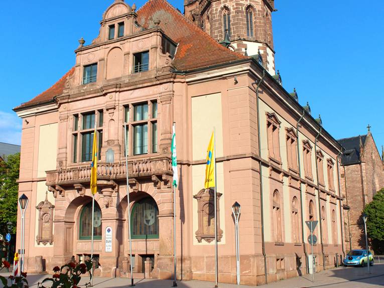 Die Bürgermeister für den Frieden-Flagge hängt vor dem Bühler Rathaus.