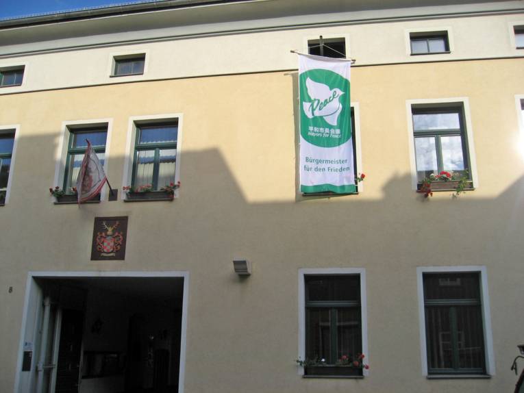 Am Rathaus der Stadt Ellrich weht die Mayors for Peace Flagge.