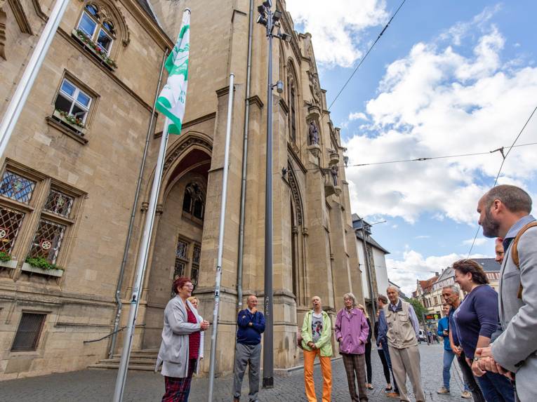 Die Bürgermeisterin von Erfurt und weitere Stadtvertreter beim Hissen der Mayors for Peace Flagge vor dem Erfurter Rathaus.