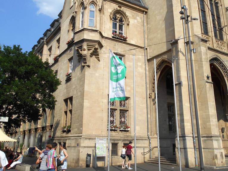 Vor dem Erfurter Rathaus wurde die Bürgermeister für den Frieden-Flagge gehisst.