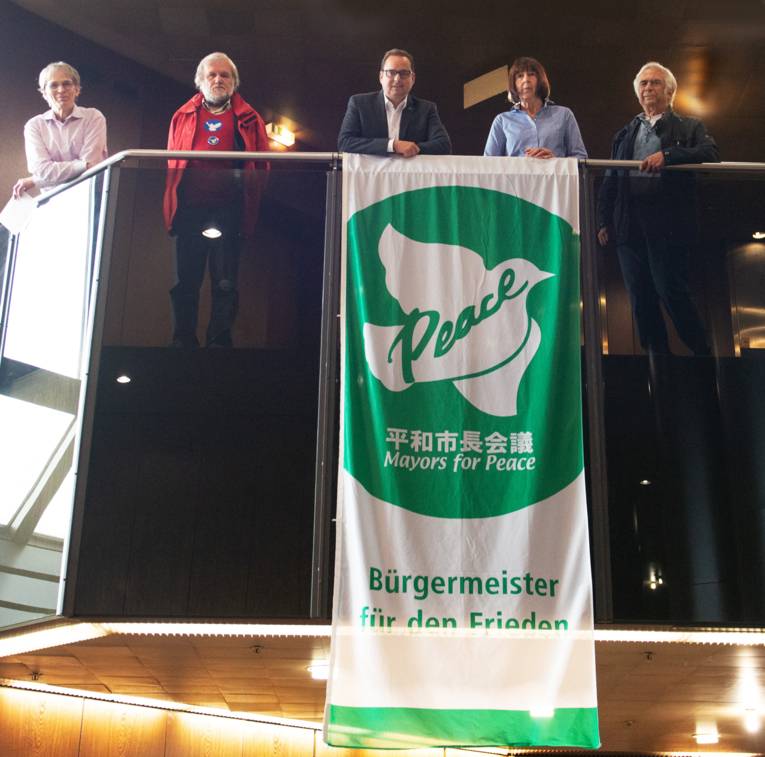 In der Rathaushalle von Essen hängt die Mayors-for-Peace-Flagge.