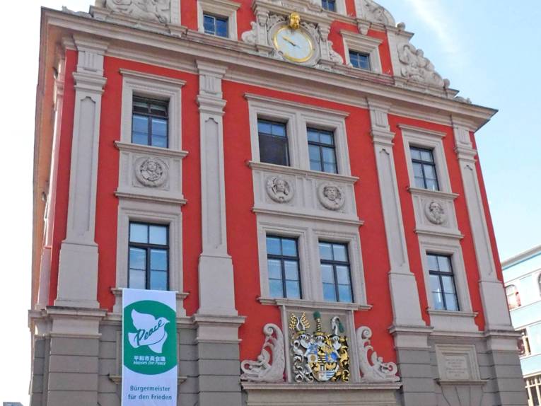 Am historischen Rathaus von Gotha hängt die Bürgermeister-für-den-Frieden-Flagge.