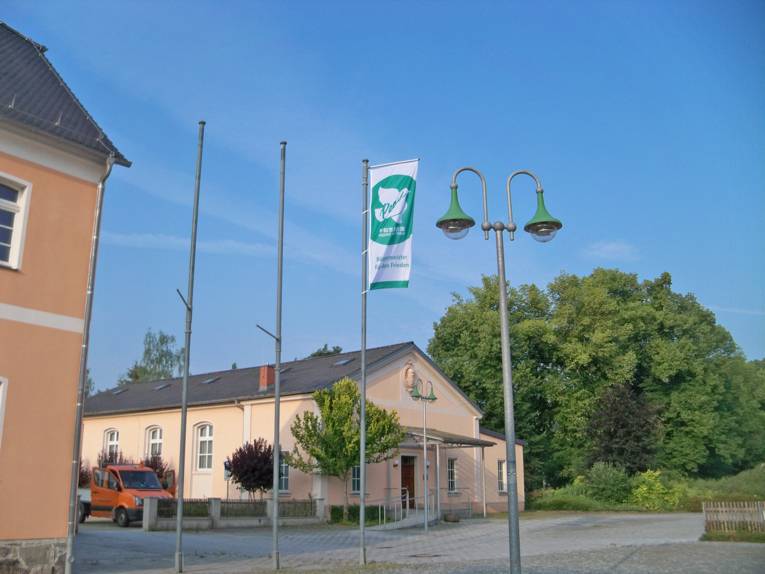 Auf dem Freiheitsplatz in Gößnitz hängt die Mayors for Peace Flagge.