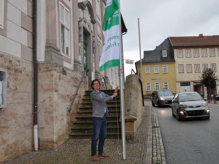 Vor dem Rathaus in Königsee wird die "Bürgermeister für den Frieden"-Flagge gehisst.