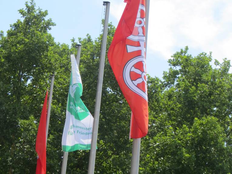 Neben der Mainzer Stadtfahne hängt die Mayors for Peace Flagge