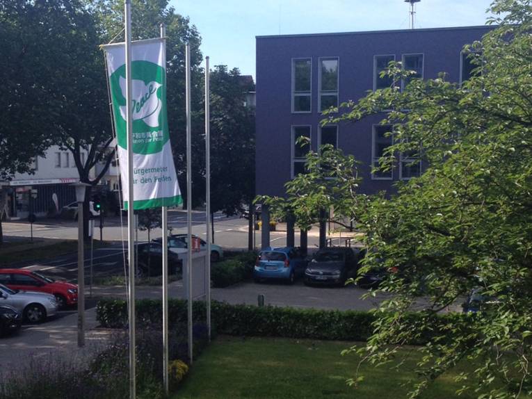 Flagge von Mayors for Peace hängt am Fahnenmast in Neu-Isenburg