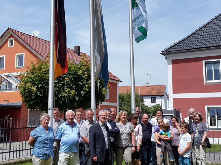 Bürgermeister Karl Bley mit Einwohnern und Einwohnerinnen der Stadt Nittenau vor der Fahne der "Mayors for Peace". 