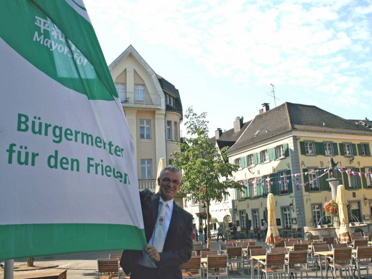 Bürgermeister hisst die Mayors for Peace Flagge in Ratingen.