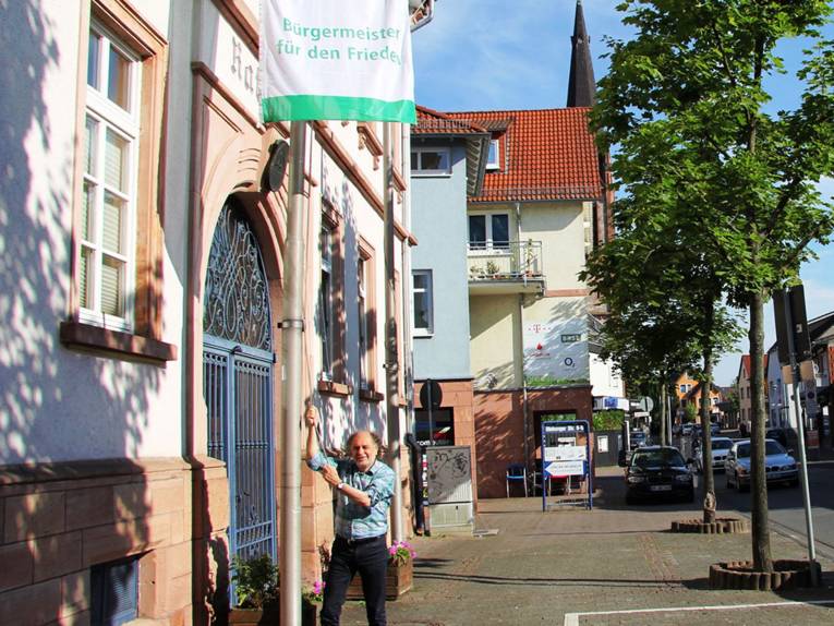 Bürgermeister Roland Kern beim Hissen der "Bürgermeister für den Frieden"-Flagge vor dem Rathaus Ober-Roden