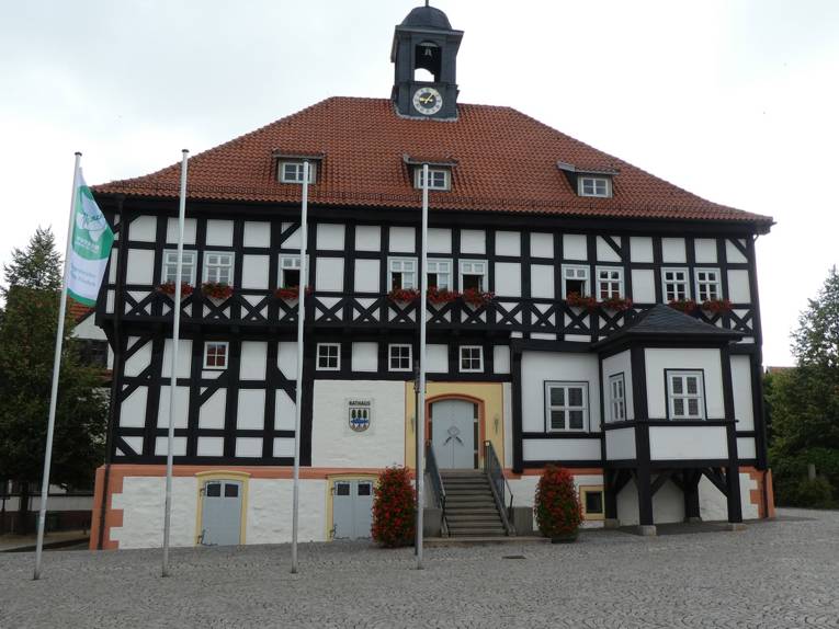Am Fahnenmast vor dem Fachwerk-Rathaus in Waltershausen weht die grün-weiße Mayors-for-Peace-Flagge.