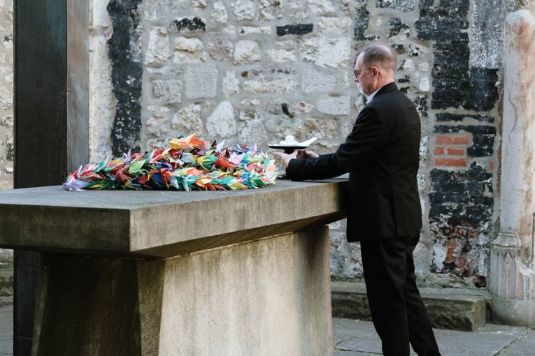 Stadtsuperintendent Thomas Höflich am Altar der Aegidienkirche