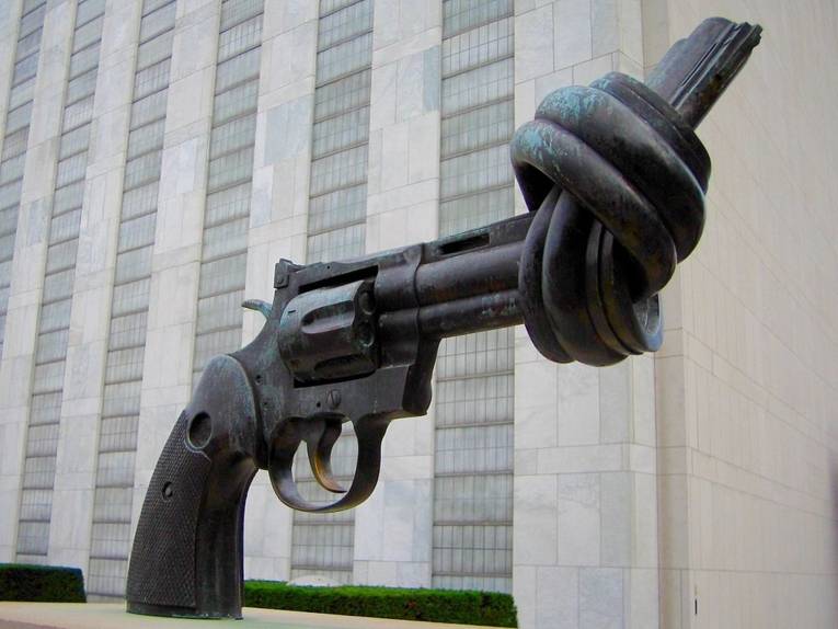 Eine übergroße Bronze-Skulptur, die eine Pistole zeigt, deren Ende verknotet ist