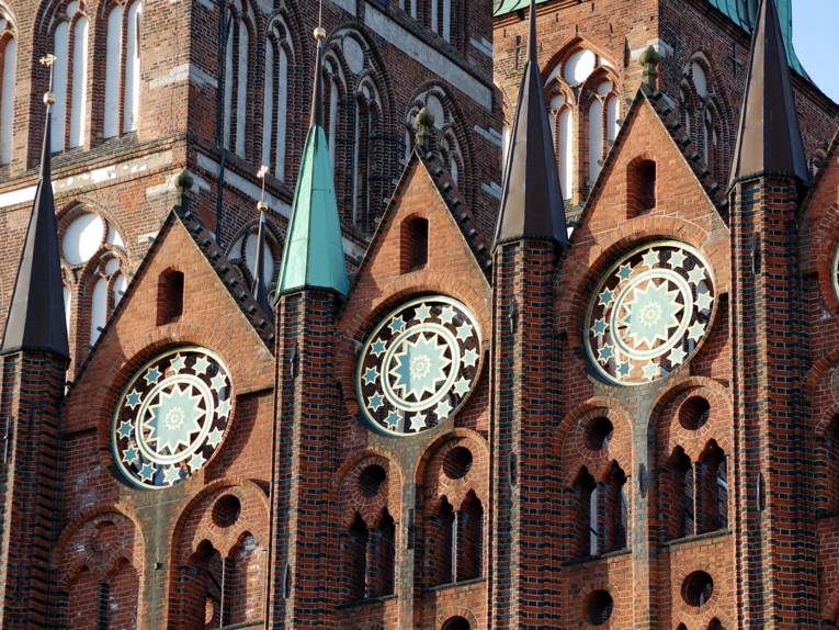 Backsteinfassade des Stralsunder Rathauses.