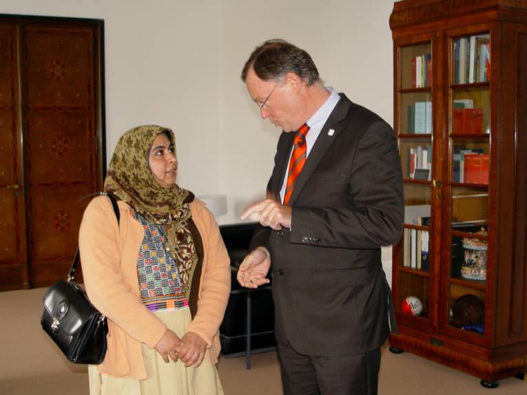 Die pakistanische Menschenrechtlerin Amina Janjua und Oberbürgermeister Weil