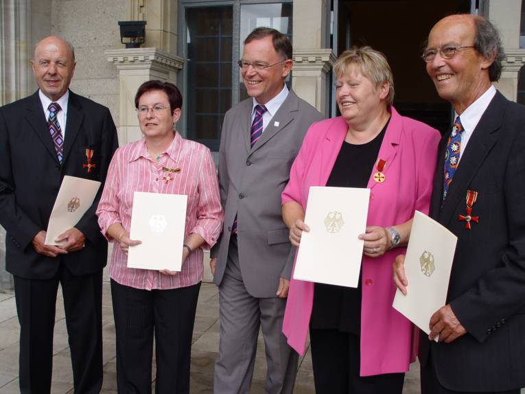 Oberbürgermeister Weil mit den vier Personen, die vom Bundespräsidenten mit dem Verdienstkreuz am Bande des Verdienstordens bzw. der Verdienstmedaille des Verdienstordens der Bundesrepublik Deutschland ausgezeichnet wurden