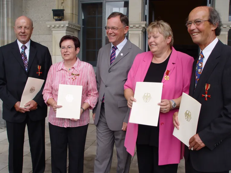 Oberbürgermeister Weil mit den vier Personen, die vom Bundespräsidenten mit dem Verdienstkreuz am Bande des Verdienstordens bzw. der Verdienstmedaille des Verdienstordens der Bundesrepublik Deutschland ausgezeichnet wurden