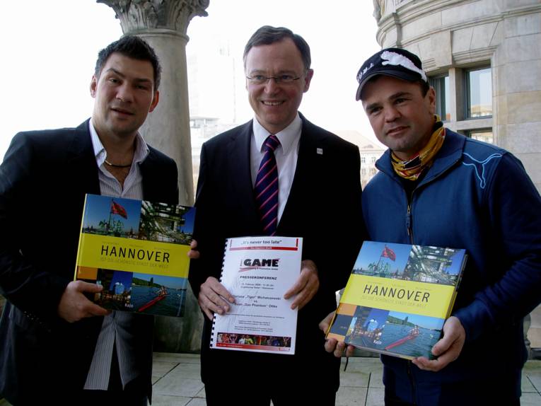 Oberbürgermeister Stephan Weil mit den Boxern Sven Ottke und Darius Michalczewski 

