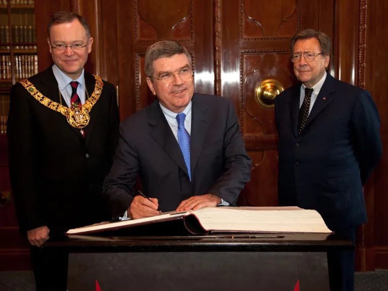 Dr. Thomas Bach trägt sich ins Goldene Buch der Stadt ein