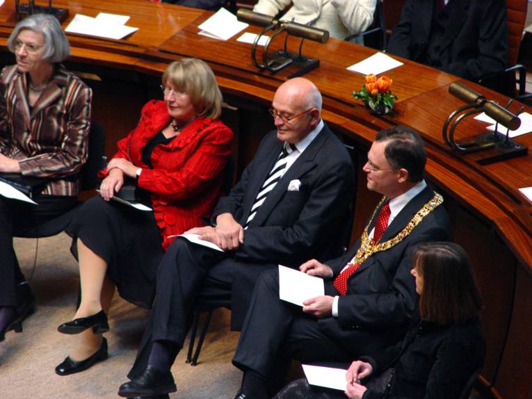 Altbürgermeister Schmalstieg und Oberbürgermeister Weil während der Verleihung der Ehrenbürgerwürde an Herbert Schmalstieg