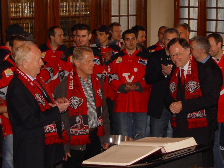 Das Eishockeyteam der Hannover Scorpions und Oberbürgermeister Weil