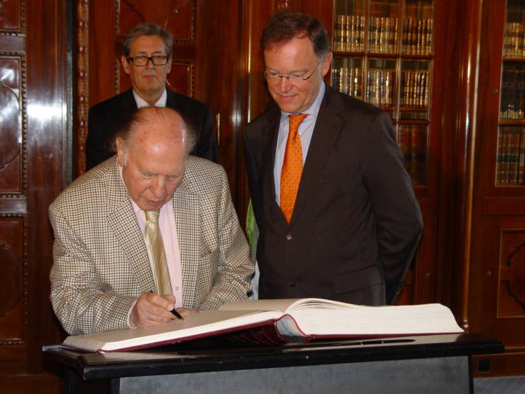 Literaturnobelpreisträger Imre Kertész und Oberbürgermeister Weil