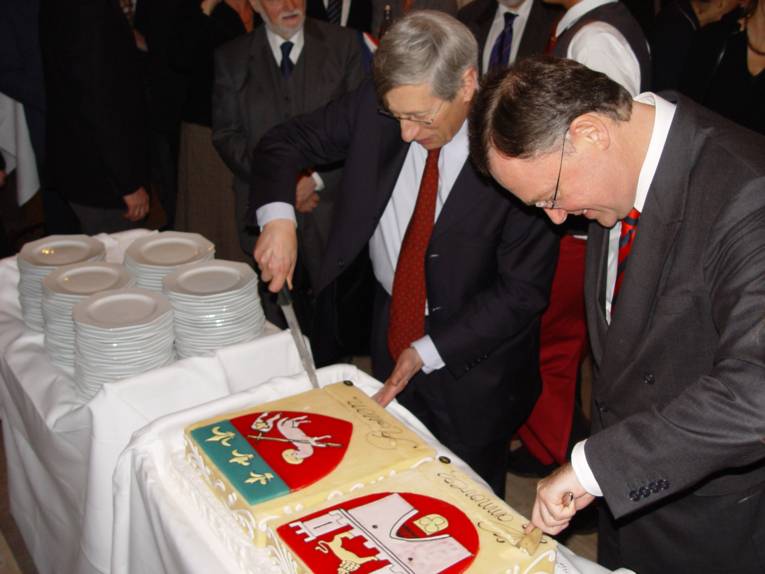 Oberbürgermeister Weil und sein Amtskollege Albertini aus Rouen schneiden im Rahmen des 40-jährigen Jubiläums der Städtepartnerschaft eine Torte an