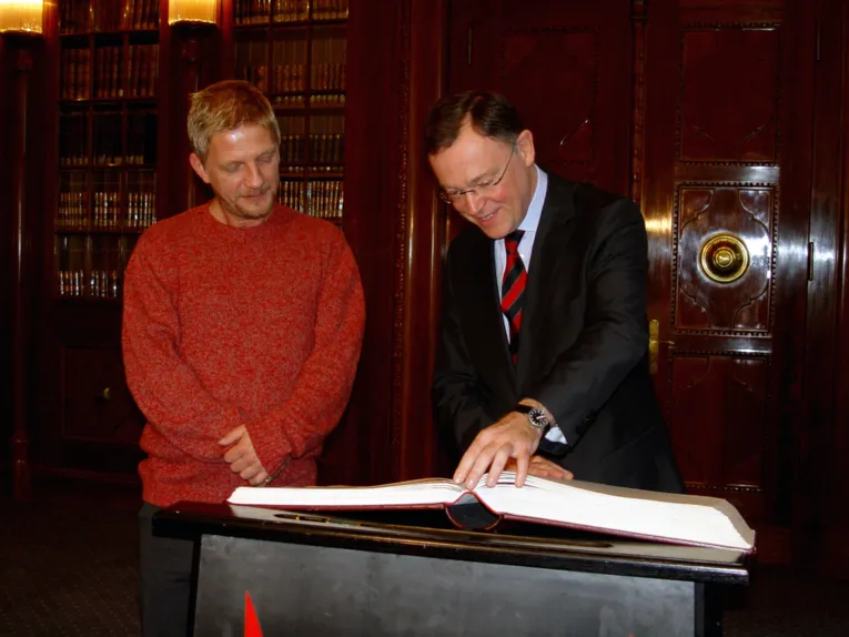 Sönke Wortmann trägt sich ins Goldene Buch der Stadt ein