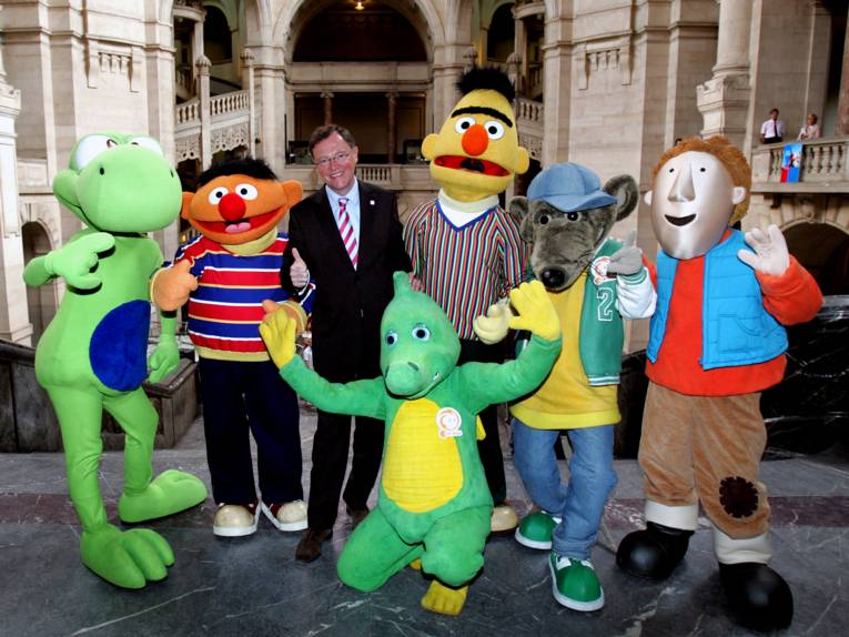 Oberbürgermeister Weil mit den Stars des KiKA