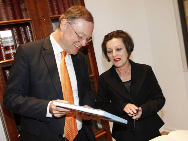 OB Weil überreicht Herta Müller einen Bildband von Hannover