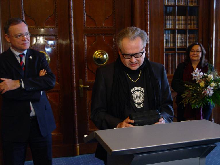 Heinz Rudolf Kunze trägt sich ins Goldene Buch der Stadt ein