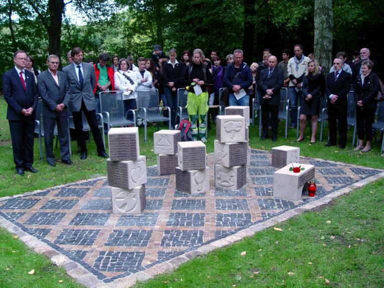 Enthüllung einer Kindergedenkstätte auf dem Stadtfriedhof Seelhorst
