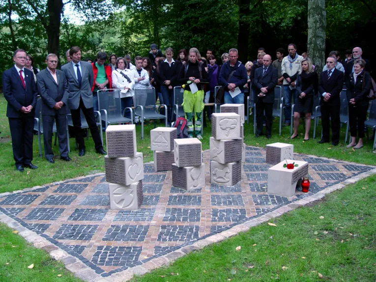 Enthüllung einer Kindergedenkstätte auf dem Stadtfriedhof Seelhorst
