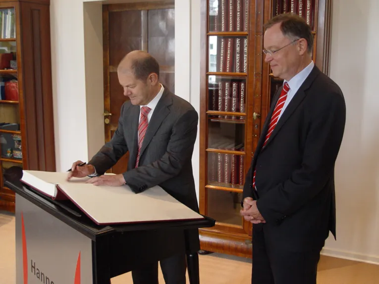 Olaf Scholz trägt sich ins Goldene Buch der Stadt ein