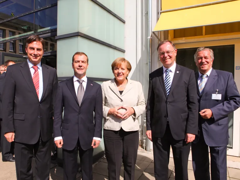 Empfang im Stadtpark bei strahlendem Sommerwetter v.l.n.r.: Niedersachsens Ministerpräsident McAllister, Präsident Medwedew, Kanzlerin Merkel, OB Weil, Wolfsburgs OB Schnellecke