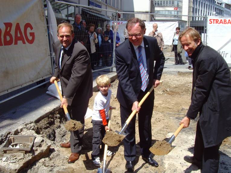 STRABAG-Direktor Rudolf Sabatier, dessen Sohn Moritz, Oberbürgermeister Stephan Weil und Stadtbaurat Uwe Bodemann setzen symbolisch den ersten Spatenstich beim Umbau des Kröpcke-Platzes