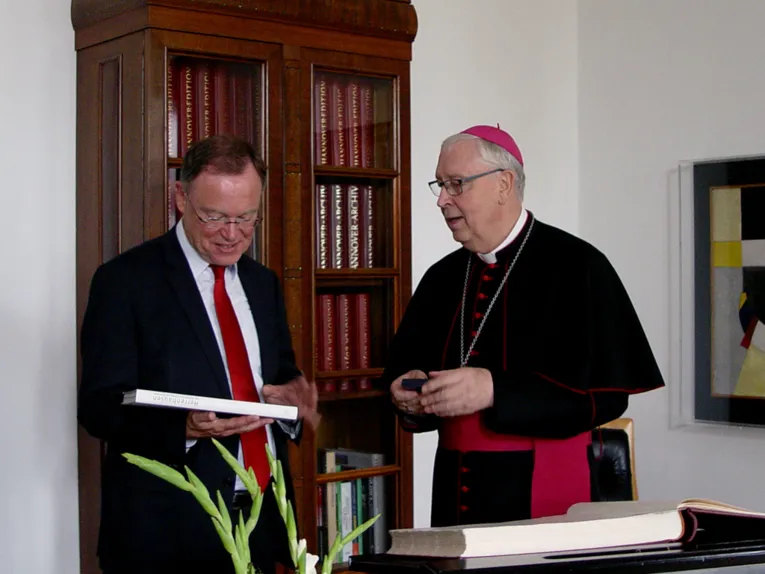 Oberbürgermeister Stephan Weil und Bischof Norbert Trelle