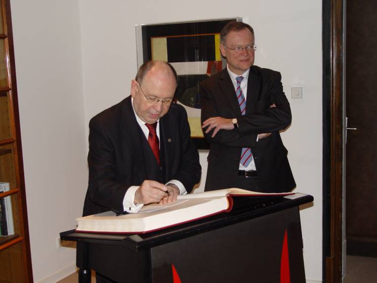 Präses Nikolaus Schneider trägt sich in das Goldene Buch der Stadt ein