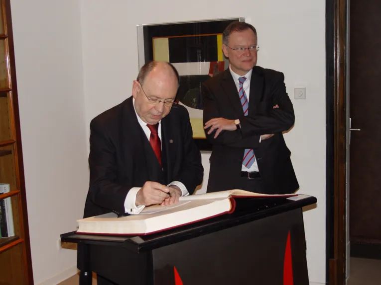 Präses Nikolaus Schneider trägt sich in das Goldene Buch der Stadt ein