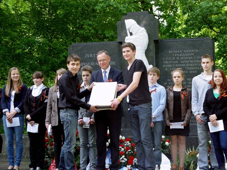 Übergabe des Gedenkbuches mit den Namen von 161 im Zweiten Weltkrieg ermordeten Zwangsarbeitern und Kriegsgefangenen