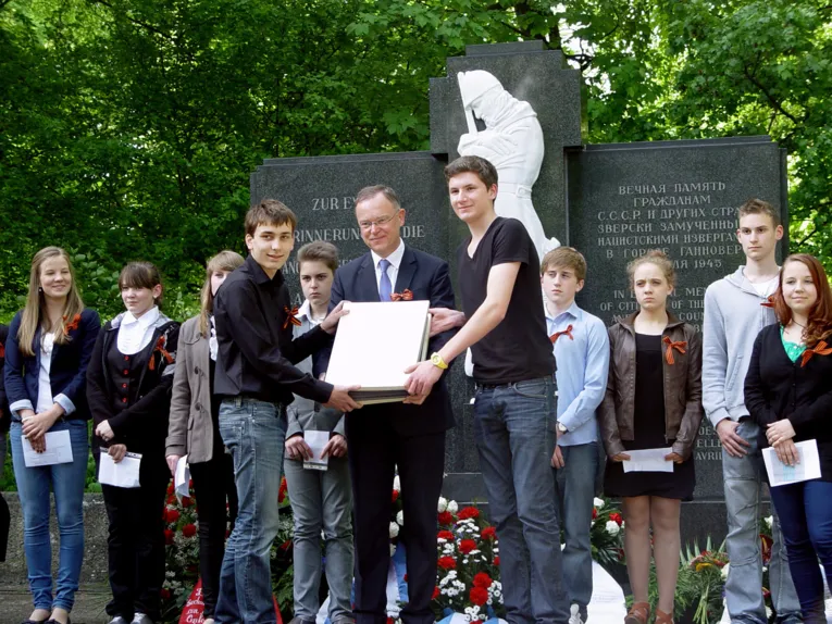 Übergabe des Gedenkbuches mit den Namen von 161 im Zweiten Weltkrieg ermordeten Zwangsarbeitern und Kriegsgefangenen