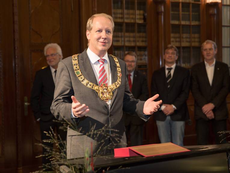 Stefan Schostok mit der Amtskette des Oberbürgermeisters am Rednerpult in der Ratsstube