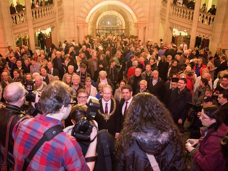 Hauke Jagau, Stefan Schostok und Olaf Lies, umringt von Fotografen, im Hintergrund Besucher des Neujahrsempfangs