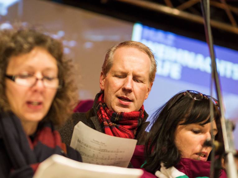 Stefan Schostok beim Ratssingen auf dem Weihnachtsmarkt
