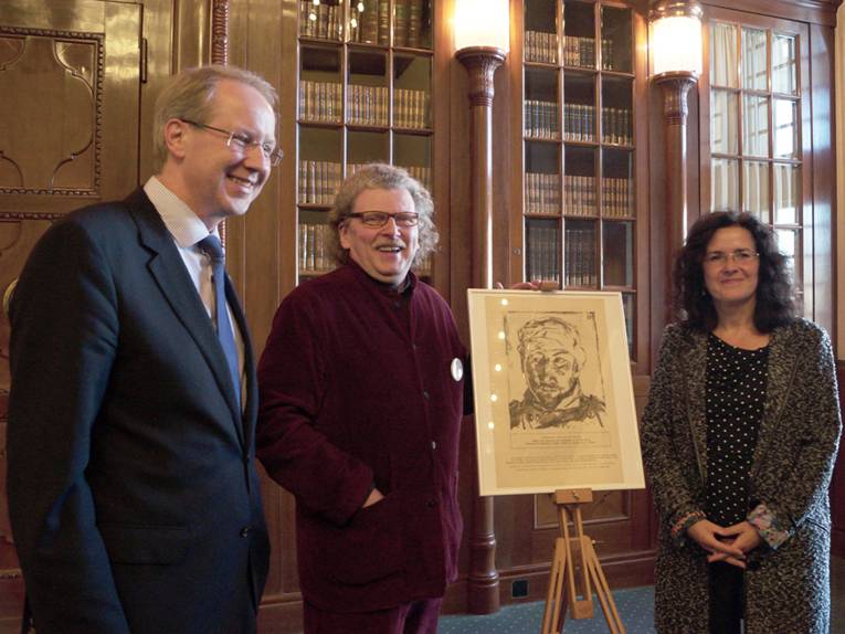 Stefan Schostok und Gabriele Heinen-Kljajić übergeben Ulrich Krempel eine Lithografie von Max Beckmann