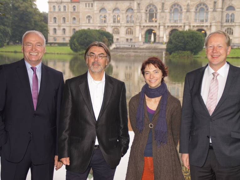 Matthias Waldraff, Lothar Schlieckau, Maren Kaminski und Stefan Schostok vor dem Neuen Rathaus in Hannover