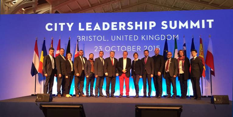 Gruppenaufnahme mit 14 politischen Entscheidungsträgerinnen und -trägern beim Bristol Leadership Summit