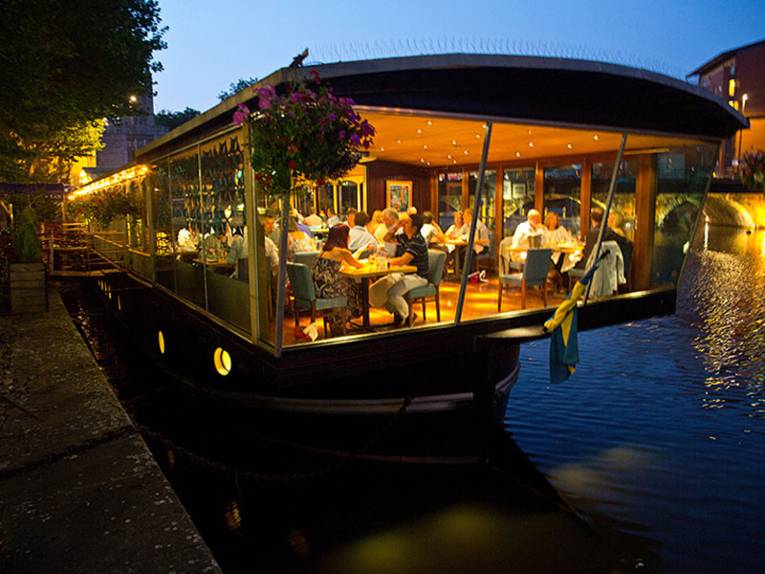 The Glassboat, ein bekanntes Restaurant auf einem umgebauten Kahn im Floating Harbour