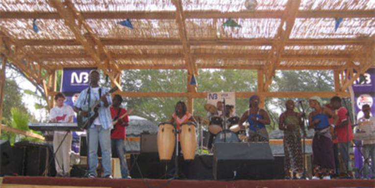 Auf einer Open-Air-Bühne performen Musiker