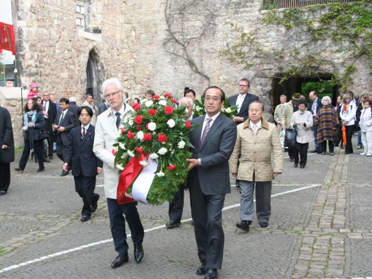 Bürgermeister Strauch und Bürgermeister Matsui mit einem Kranz bei der Gedenkfeier im Mai anlässlich des 30jährigen Partnerschafts-Jubiläums